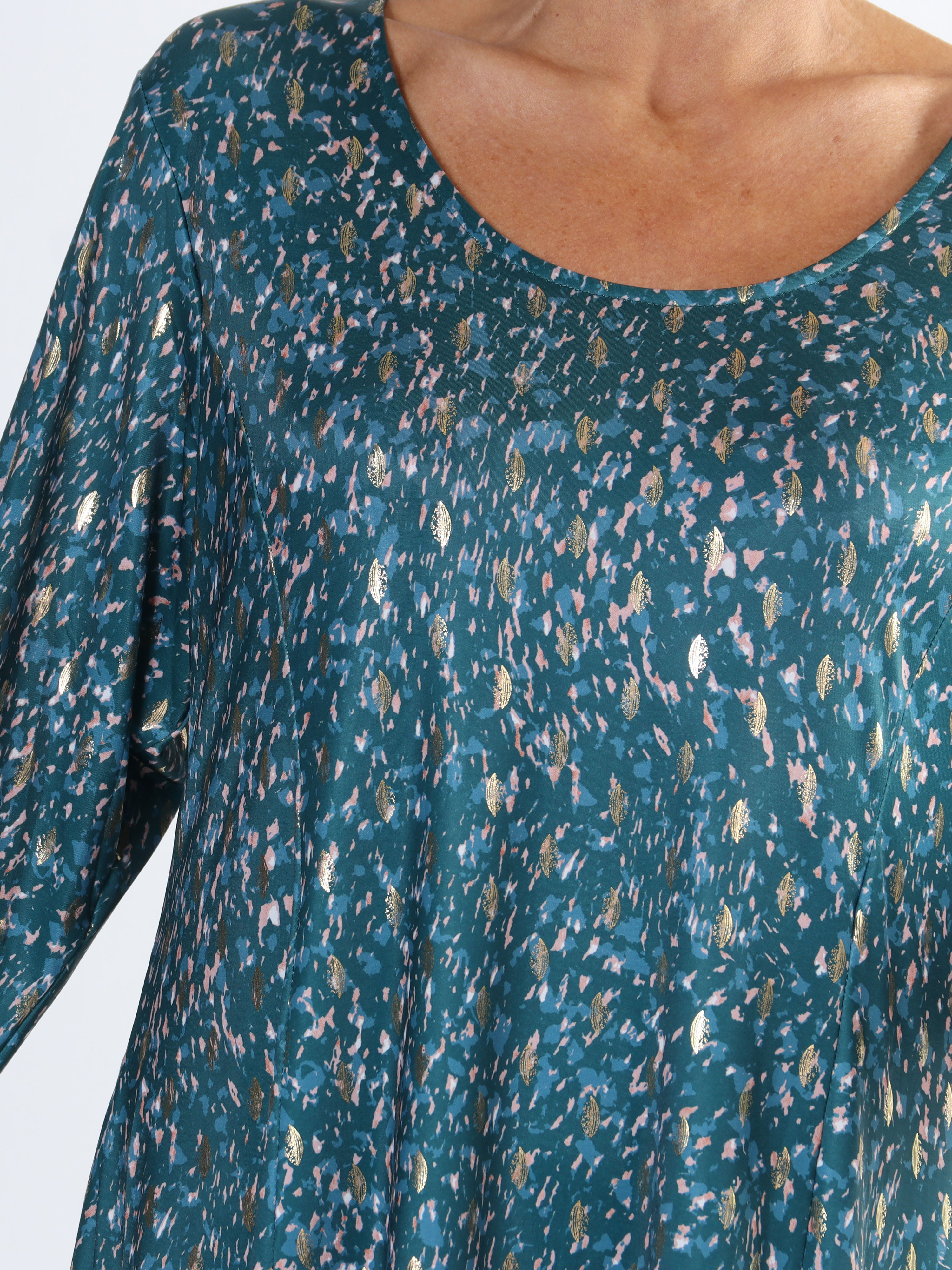 Maj Pattern L/S - Elastisk plus size kjole i print med gulddetaljer